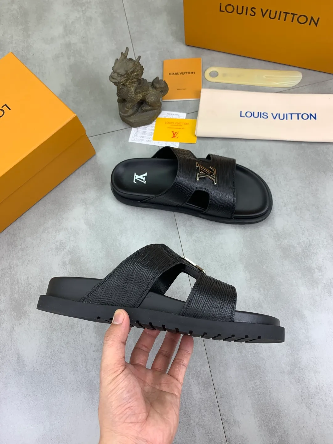 Men's shoes 💰P300💰【New style】🆘 Original quality 【LOUIS VUITTON】The popular Louis Vuitton LV men's slippers on the official website are on sale simultaneously! Original fabric imported from Italy, original factory special supply, code number: 38-44 (45 customized), many colors available